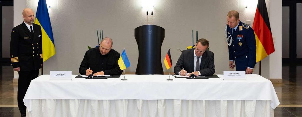Германия инвестирует около пяти миллиардов евро в поддержку Украины, включая производство дальнобойного оружия, системы ПВО и спутниковую связь.