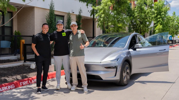 Tesla впервые доставила электромобиль без водителя от завода до покупателя