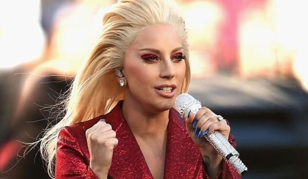 Леди Гага рассказала о ПТСР после насилия в юности и основала фонд Born This Way Foundation для помощи молодежи во всем мире.