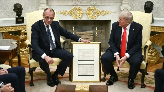 Фридрих Мерц вручил Трампу свидетельство о рождении его деда, уроженца Баварии