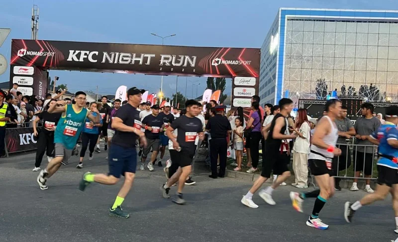 В Бишкеке прошёл юбилейный Ночной забег Night Run 2025 с участием спортсменов из 25 стран