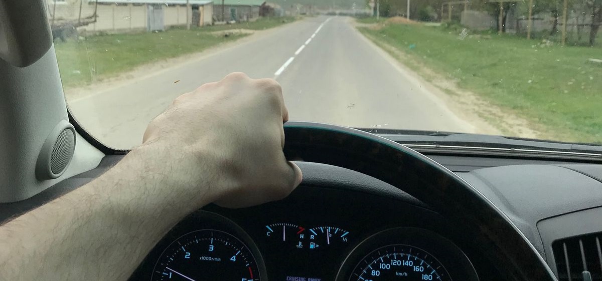 Приснилось, что едешь на машине на большой скорости — значение сна по разным трактовкам