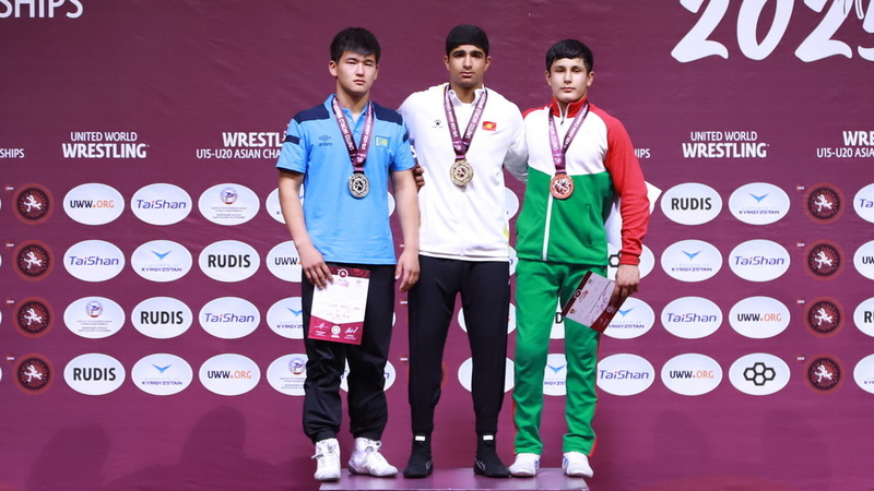 Кыргызстанские юные борцы завоевали 7 медалей на чемпионате Азии в Бишкеке