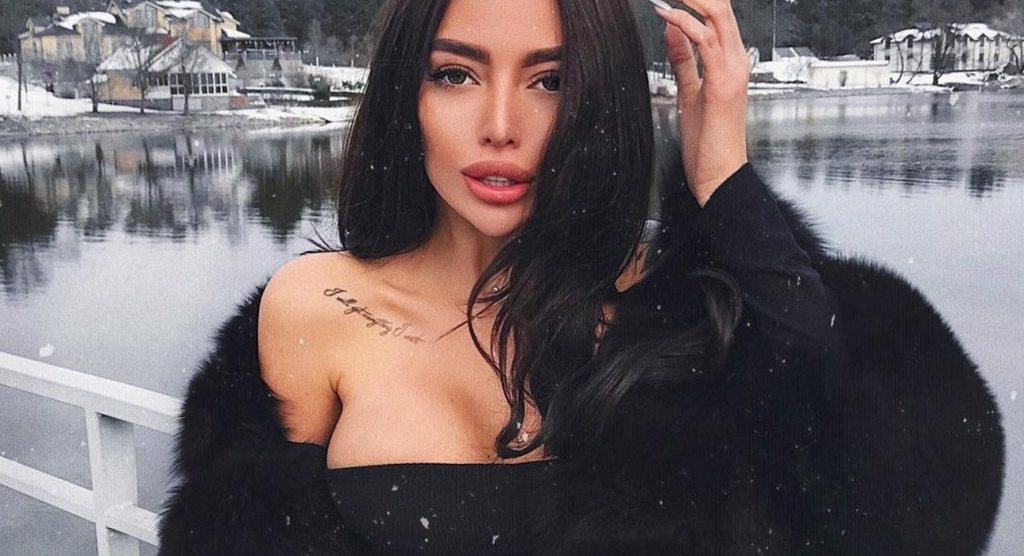 Альона Омович — успешная модель OnlyFans из Украины, известная своими пластическими операциями и успешным digital-брендом. Узнайте больше о её жизни, карьере и скандалах.