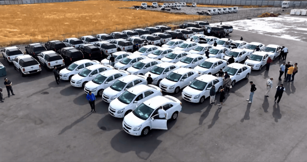Турецкий холдинг Ihlas Holding передал Кыргызстану 30 автомобилей в рамках энергетической сделки на сумму 10 млрд долларов. Это шаг к расширению социальных проектов.