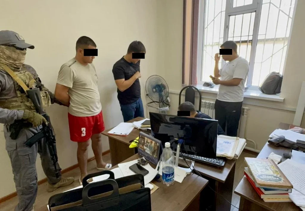 Задержаны сотрудники Кадамжайского РОВД за укрытие преступления, связанного с изнасилованием несовершеннолетней. Ведется расследование по взятке и фальсификации материалов.