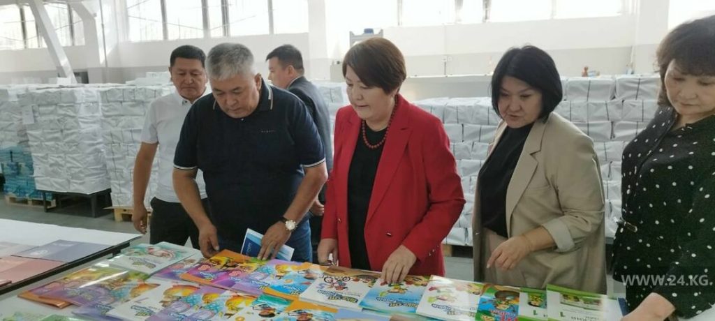 В Кыргызстане завершилась печать учебников по английскому языку для 3–9 классов. В 2025 году на издание учебников выделено 744 миллиона сомов.