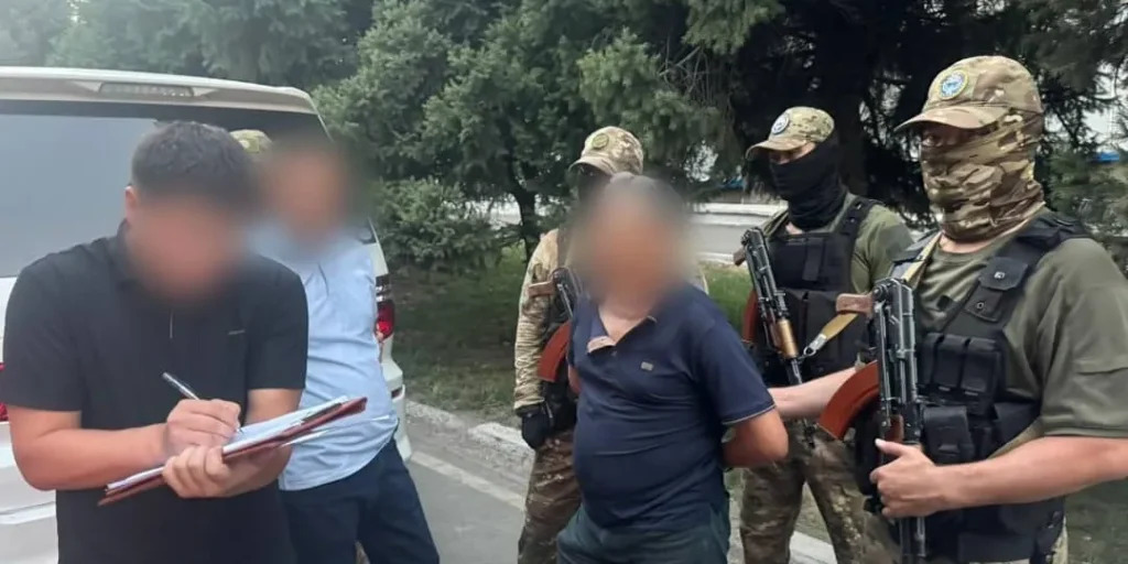 В Оше сотрудники муниципального управления водного хозяйства уличены во взятках на 360 тысяч сомов. Задержаны два чиновника, возбуждено уголовное дело.