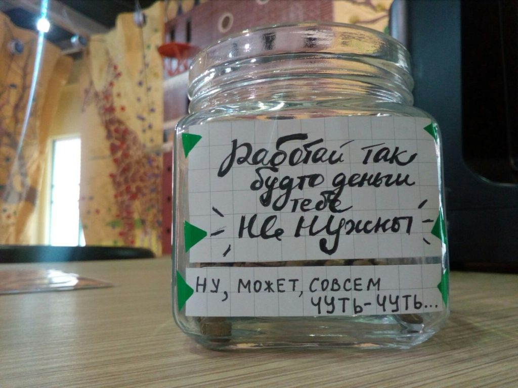 Кыргызстан отменяет плату за обслуживание в кафе