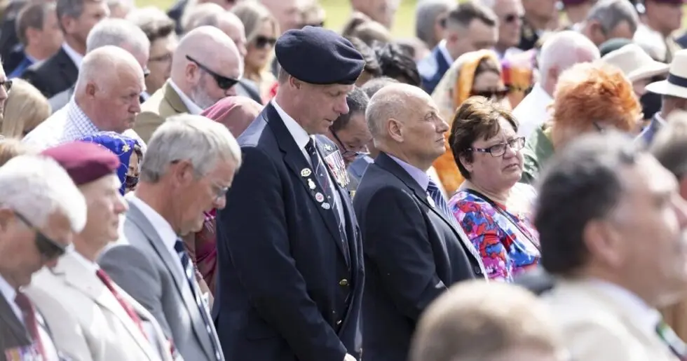 Remembrance Day 2025: зачем миллионы британцев носят красный мак и замирают 11 ноября Remembrance Day 2025 — 11 ноября Британия замирает в тишине. Красный мак стал символом памяти, боли и возрождения, объединяющим поколения.