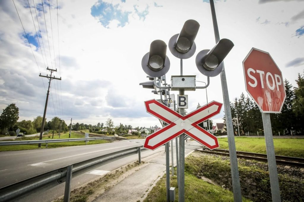 Временное закрытие железнодорожного переезда в Иссык-Ате