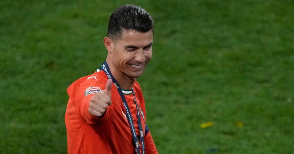 Криштиану Роналду стал первым футбольным миллиардером