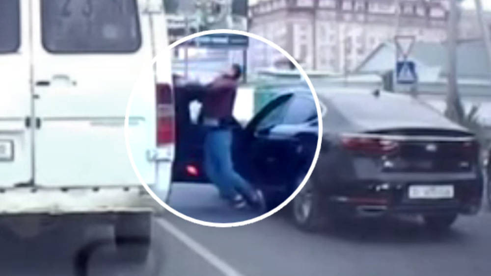 Драка посреди дороги в Бишкеке: водители не поделили проезд, а свидетели сняли всё на видео Драка в Бишкеке: водители не поделили дорогу