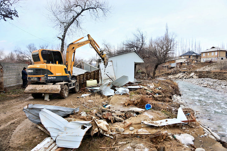 На трассе Ош–Бишкек снесли незаконные постройки: в селе Масы демонтировали более десяти объектов На трассе Ош–Бишкек снесли незаконные постройки