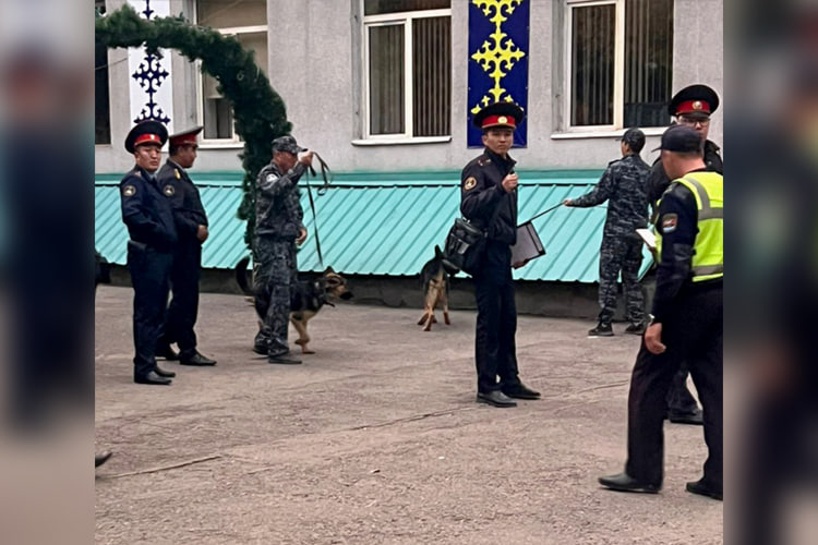 Мужчина угрожал ученикам школ Бишкека: в городе введены меры безопасности Угроза школам в Бишкеке: полиция проводит проверку