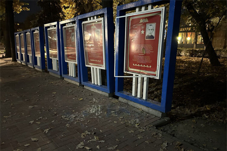 В Бишкеке снова разбили стенд с портретами героев