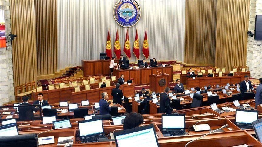 Помощники депутатов Жогорку Кенеша массово уволились