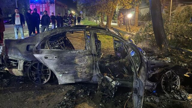 В Бишкеке Mercedes врезался в дерево и сгорел: трое пострадавших В Бишкеке Mercedes врезался в дерево и сгорел