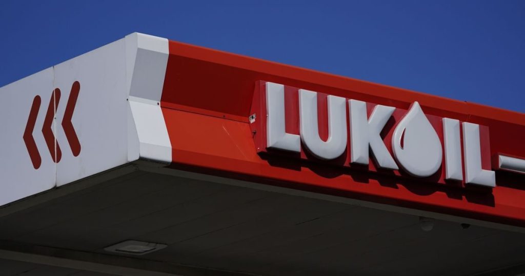 «Лукойл» уходит из-за рубежа: компания продаёт иностранные активы после санкций США и Британии Лукойл продаёт зарубежные активы после санкций