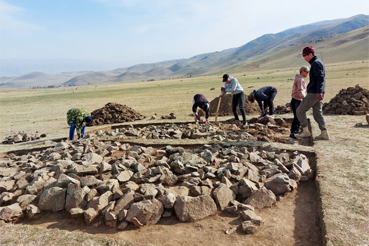 Археологи нашли древнее изваяние женщины в Кыргызстане