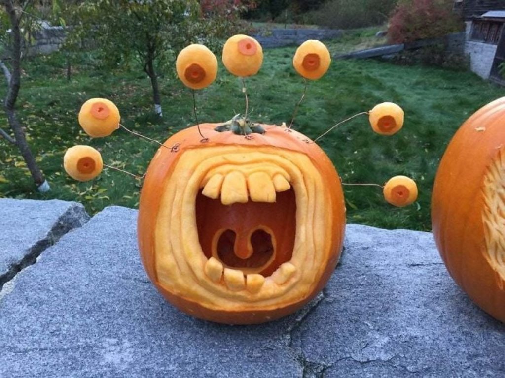 Неожиданные светильники из тыквы: люди делятся креативом