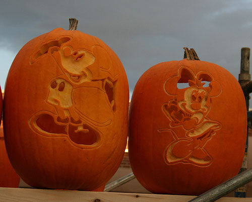 Неожиданные светильники из тыквы: люди делятся креативом