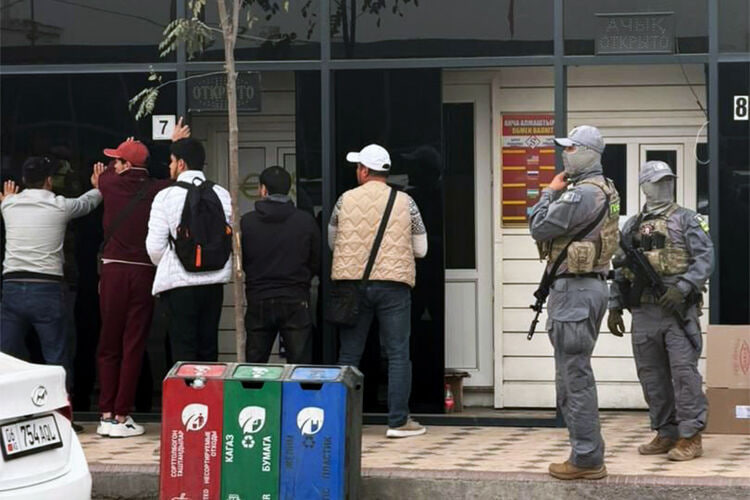 Миллионы сомов и долларов: в Оше ликвидировали сеть нелегальных обменников на границе с Узбекистаном ГКНБ ликвидировал сеть нелегальных обменников в Оше