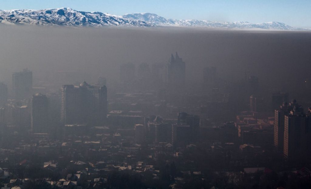 Смог накрыл Бишкек: чем опасно утреннее задымление в столице Смог в Бишкеке: город вновь накрыло дымкой