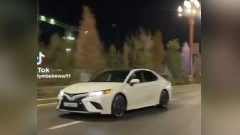 В Бишкеке задержали подростка, который ездил с мигалками и тонировкой (ВИДЕО) В Бишкеке задержали подростка на машине с мигалками