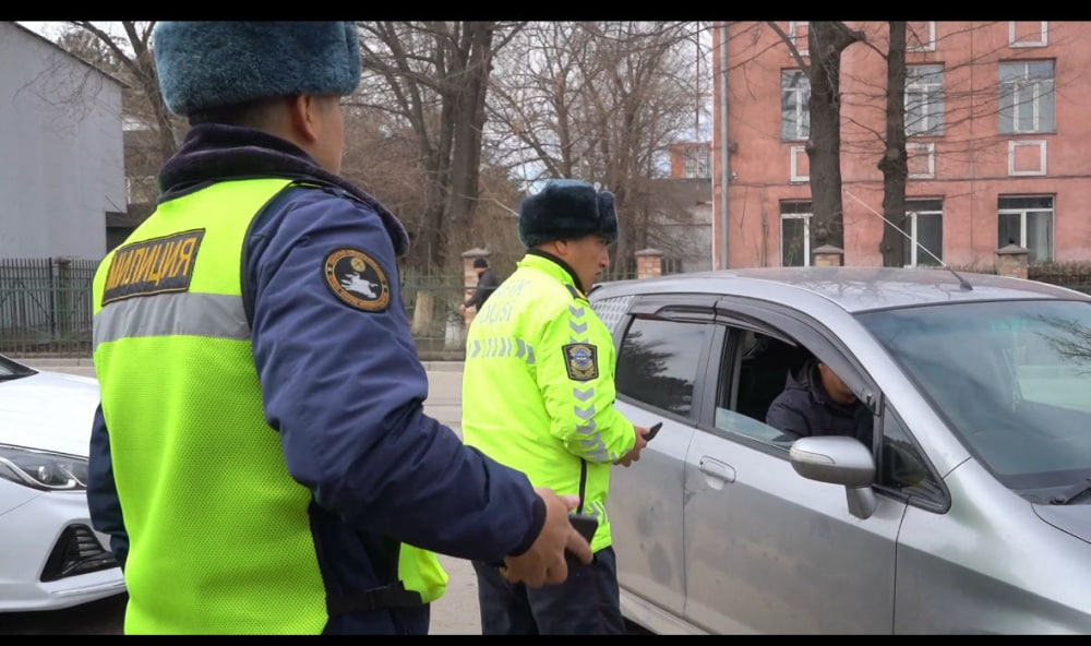 Рейды в Бишкеке: 27 машин эвакуировали с остановок