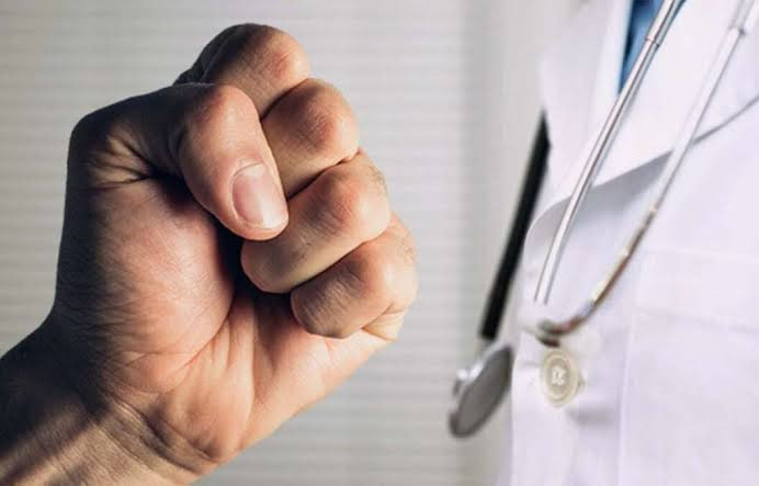 Ужесточили наказание за нападения на врачей и учителей В Кыргызстане ужесточили наказание за нападения на врачей