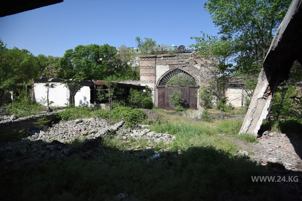 Разбор арки Шампанвинкомбината вызвал споры в Бишкеке