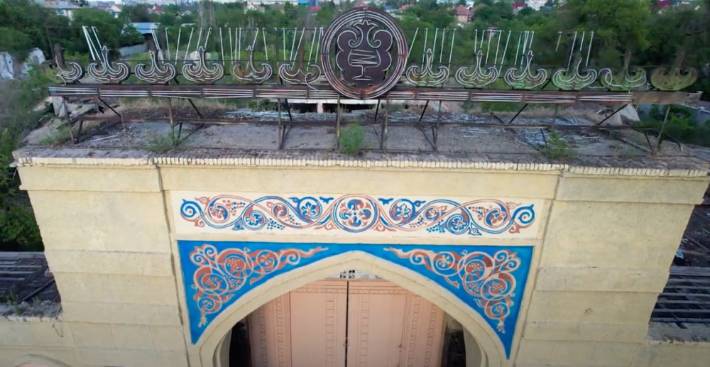 В Бишкеке начали разбирать легендарную арку Шампанвинкомбината: фото вызвало бурную реакцию Разбор арки Шампанвинкомбината вызвал споры в Бишкеке