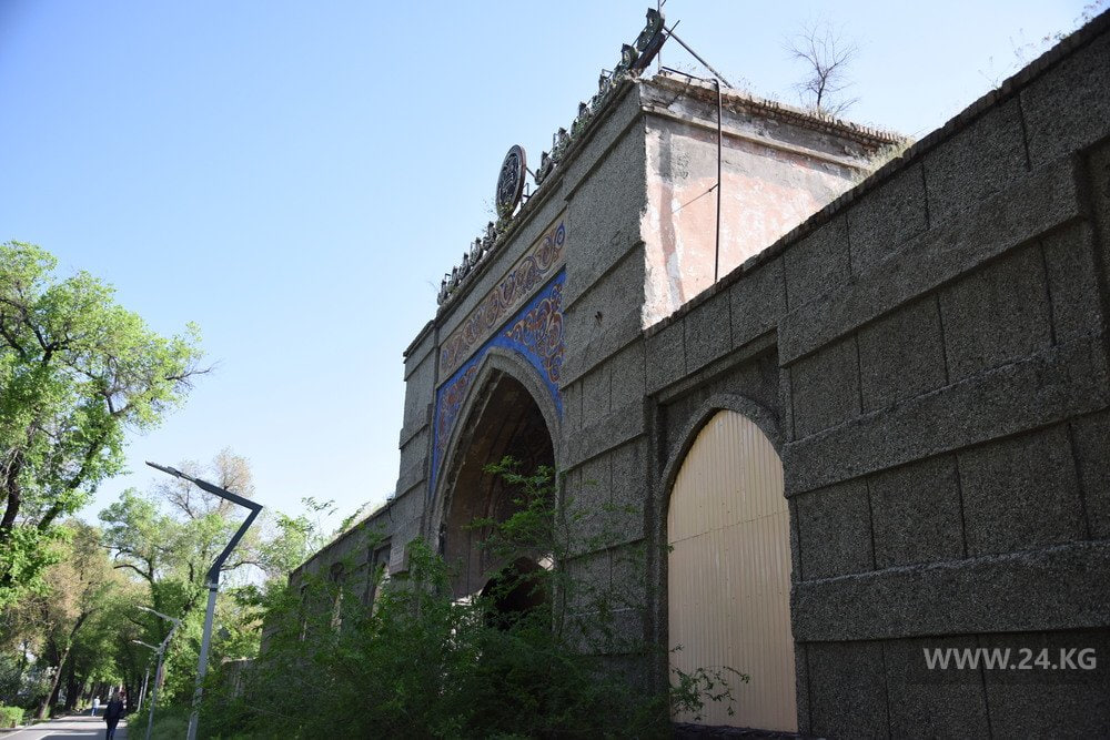 Разбор арки Шампанвинкомбината вызвал споры в Бишкеке