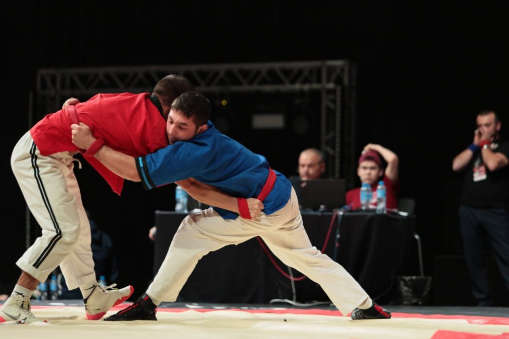 Кыргызстан взял медали на Кубке мира по борьбе на поясах