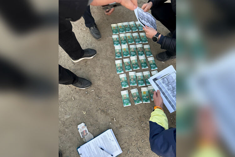 В Ошской области задержаны сотрудники милиции за взятку