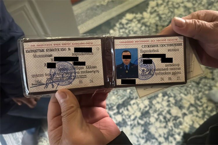 В Ошской области задержаны сотрудники милиции за взятку
