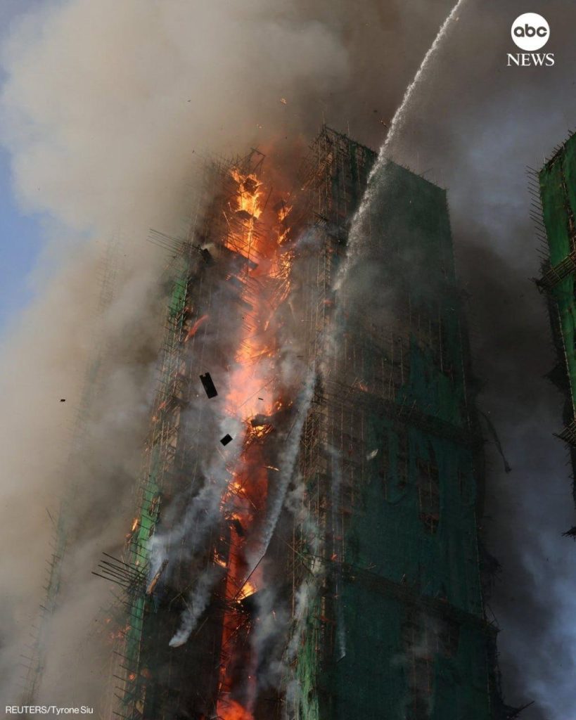 Масштабный пожар в Гонконге: горят небоскребы - фото, видео