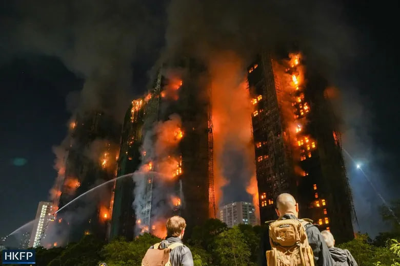 Масштабный пожар в Гонконге: горят небоскребы - фото, видео