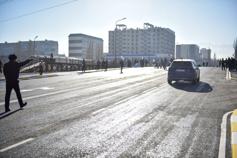 В Бишкеке открыли движение через мост на Ауэзова