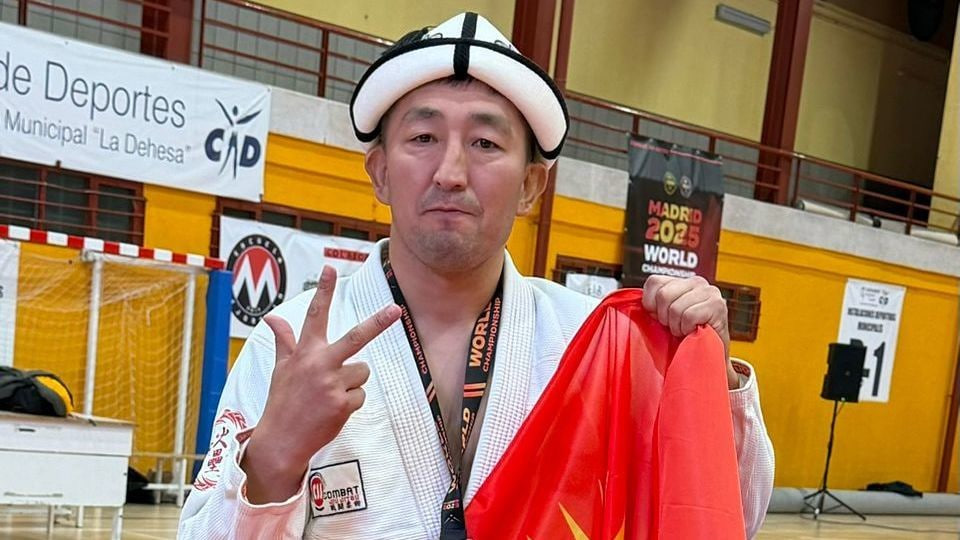 Бакыт Кадыров завоевал золото Чемпионата мира 2025 по боевому джиу-джитсу в Мадриде Бакыт Кадыров стал чемпионом мира по джиу-джитсу 2025