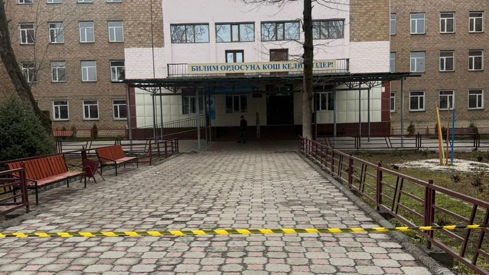 Сообщение о минировании двух школ в Бишкеке: учеников эвакуировали Сообщено о минировании двух школ в Бишкеке