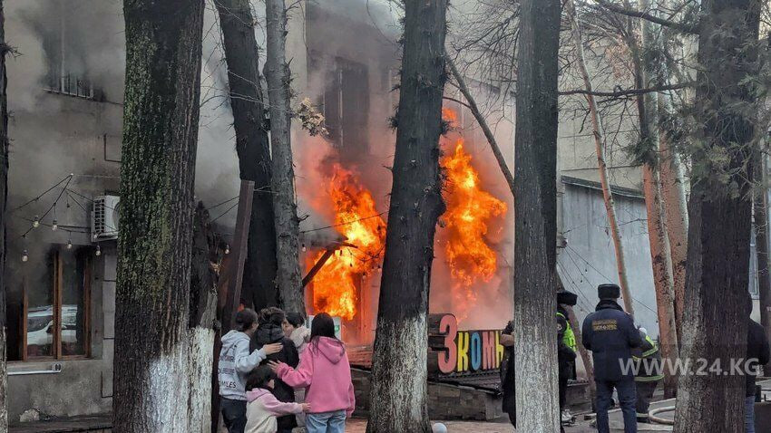 Утренний пожар в центре Бишкека: кафе «3 комнаты» загорелось из подвала