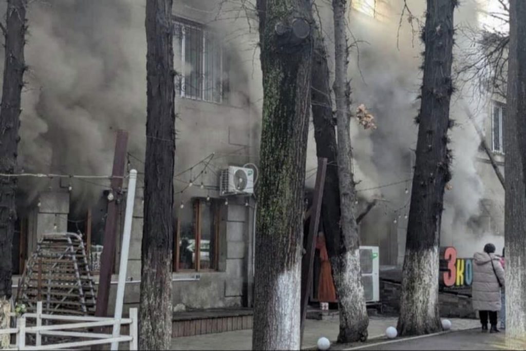 Как развивался пожар в кафе «3 комнаты» в центре Бишкека