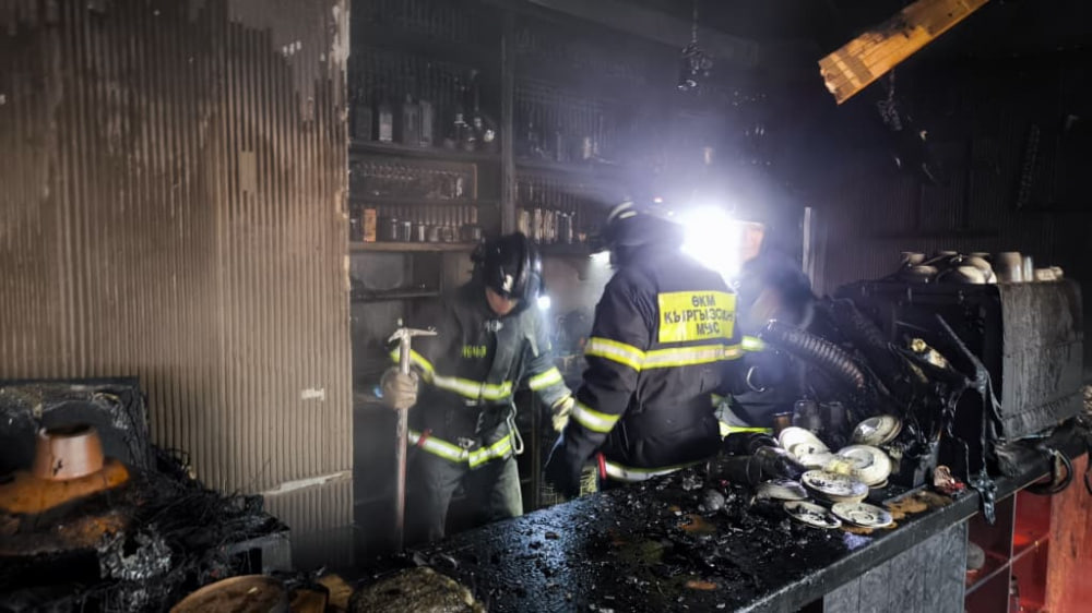 Утренний пожар в центре Бишкека: кафе «3 комнаты» загорелось из подвала Как развивался пожар в кафе «3 комнаты» в центре Бишкека