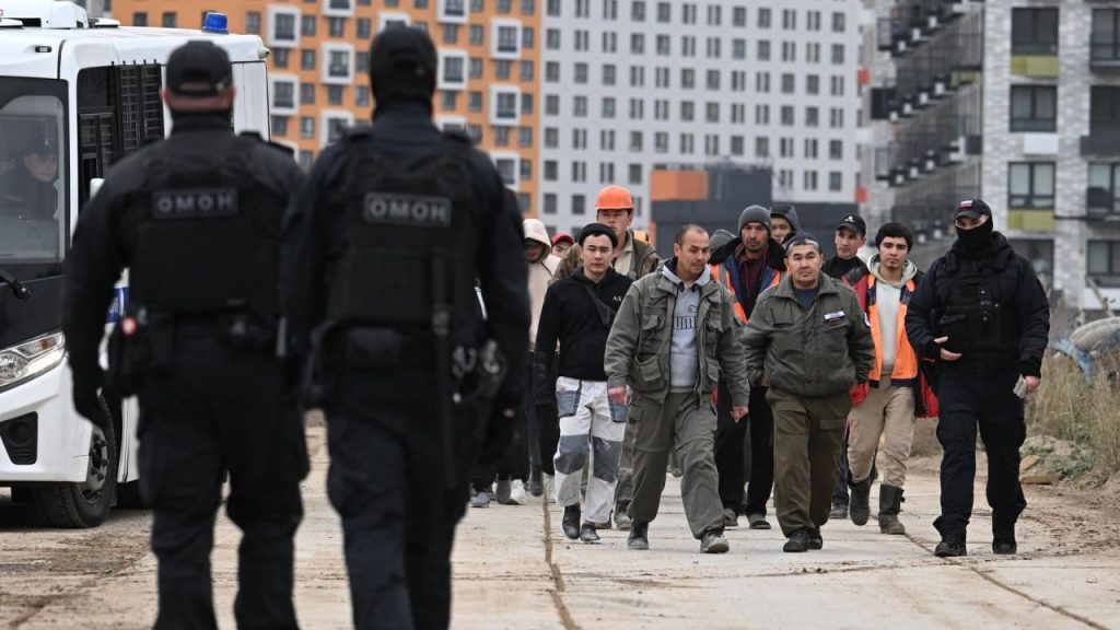 ФСБ разоблачила схему: 53 тысячи мигрантов легализовали через поддельные документы В Москве раскрыли схему легализации 53 тыс. мигрантов