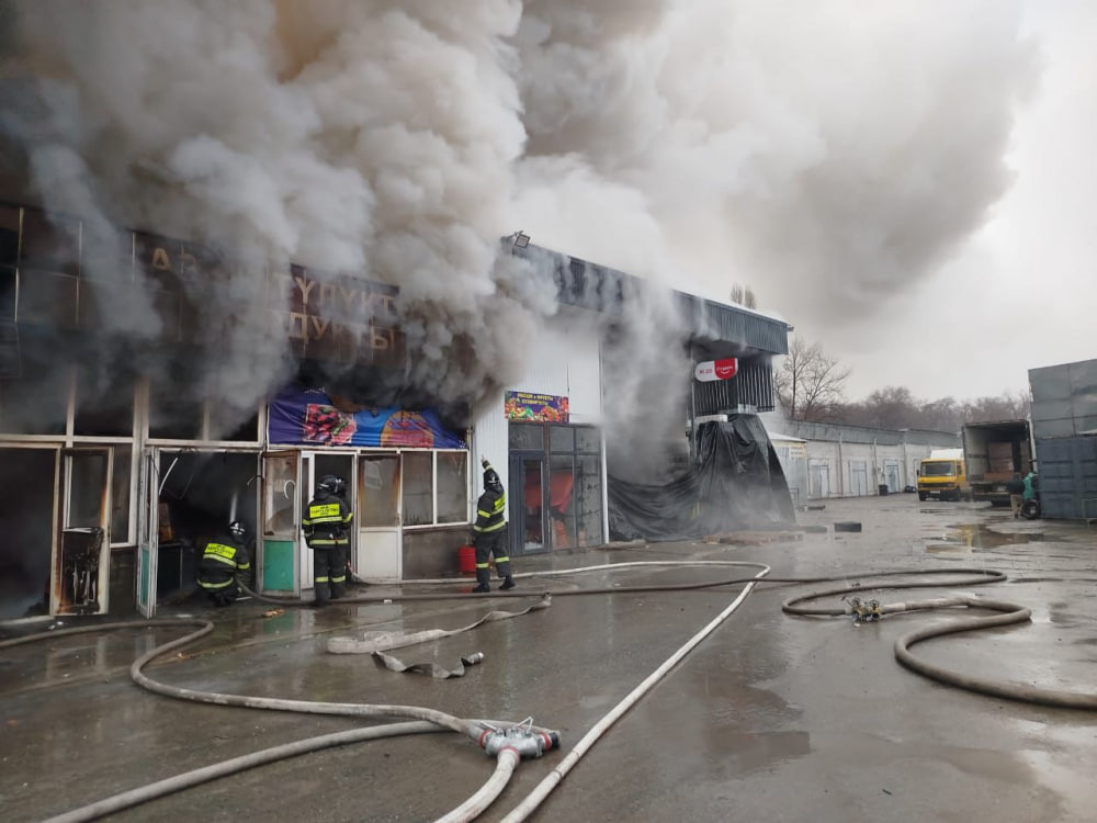Как тушили пожар на рынке «Азиз» в Бишкеке: фото, видео