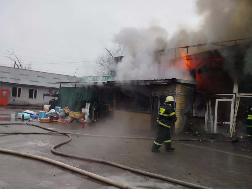 Как тушили пожар на рынке «Азиз» в Бишкеке: фото, видео