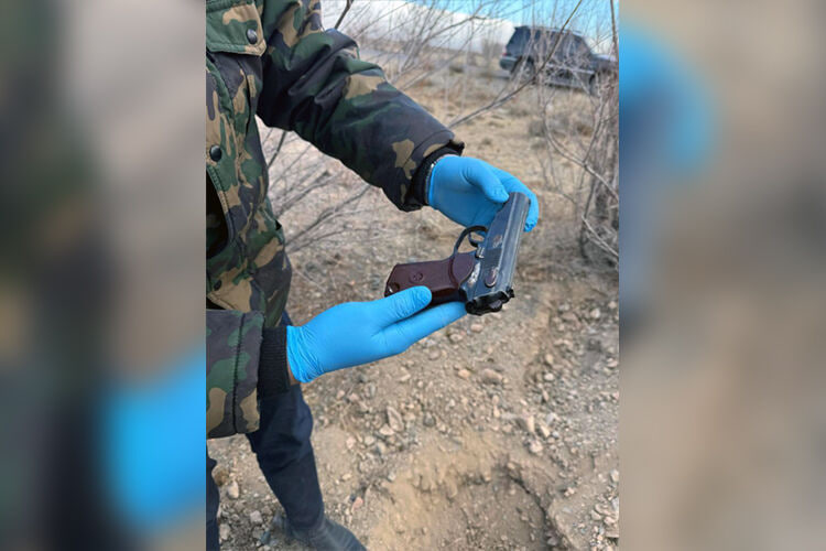 В Балыкчи найден тайник схрон с оружием (фото)