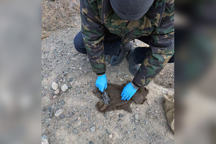 В Балыкчи найден тайник схрон с оружием (фото)